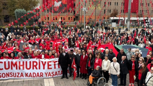 Eskişehir'de Cumhuriyet'in 103. yılında yüzlerce kişi meydanlara çıktı
